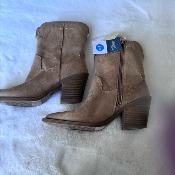 Universal Thread Tan Suede Western Ankle Boots Size 7 1/2 - Picture 3 of 5